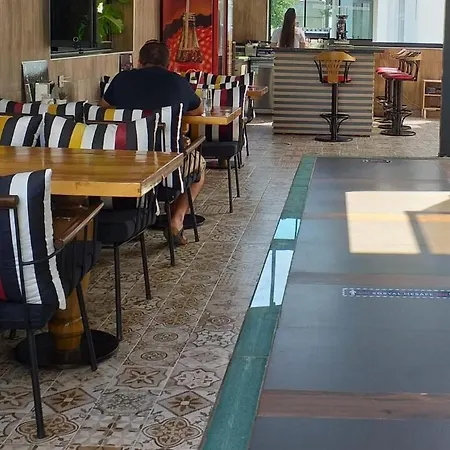 伊莱尼斯套房酒店
